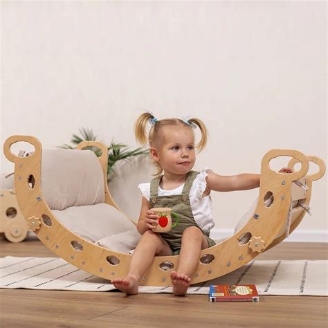Montessori houpačka 5v1 s různými možnostmi využití.