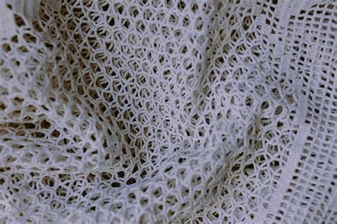 Detailní záběr na materiál poporodního pásu s texturou prodyšnosti