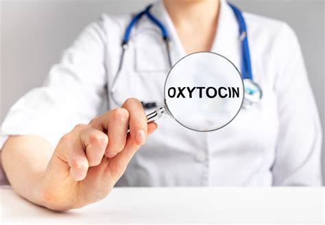 Infografika: Jak funguje oxytocin a adrenalín při porodu a kdy zasahují různé techniky