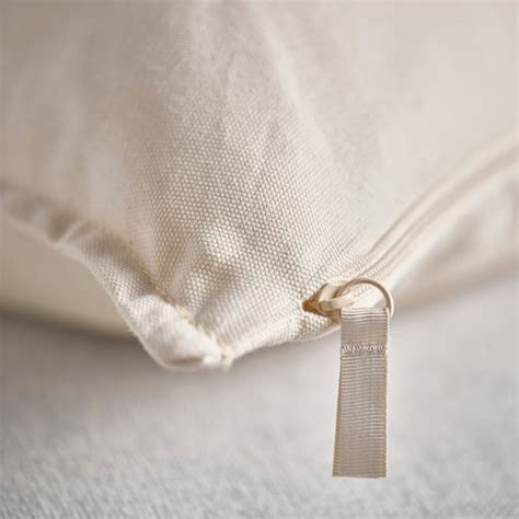Detailní záběr na zip sypku kojícího polštáře Little Angel