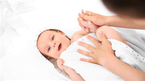 Obrázky k tématu: bezpečné teploty vody, držení miminka při koupání, osušení po koupeli