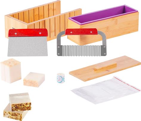 sada potřebných materiálů pro výrobu plenkového dortu