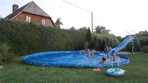 děti plavající v bazénu