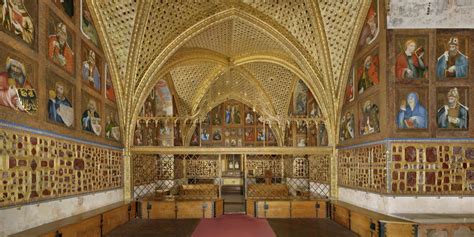 Historická budova Apolináře a kaple sv. Kříže