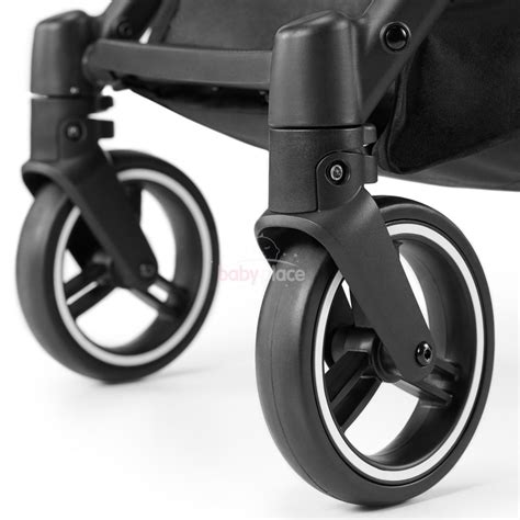 Detailní pohled na přední kolečko kočárku Baby Design Husky a jeho pojistku.