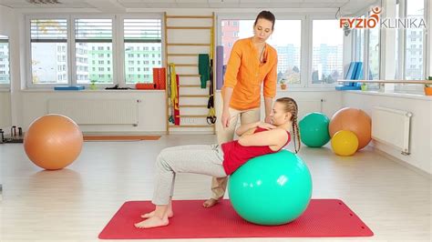 Obrázek rodiče s miminkem na velkém cvičebním míči