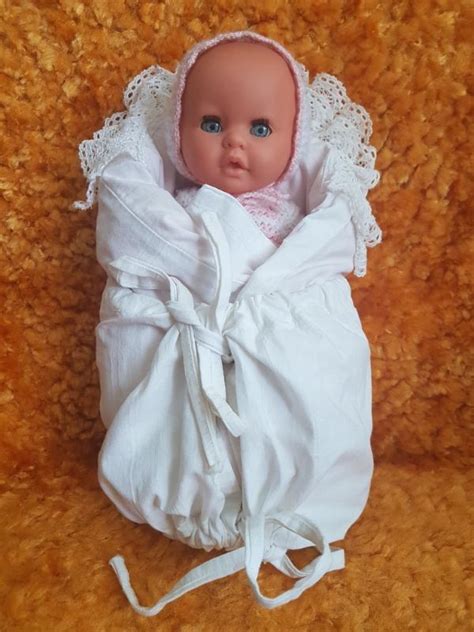 Ilustrace miminka zabaleného v krajkové zavinovačce