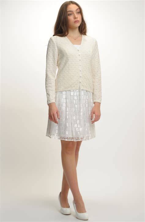 Detail krajkového vzoru na křtící zavinovačce