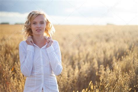fotografie usměvavé ženy v přírodě