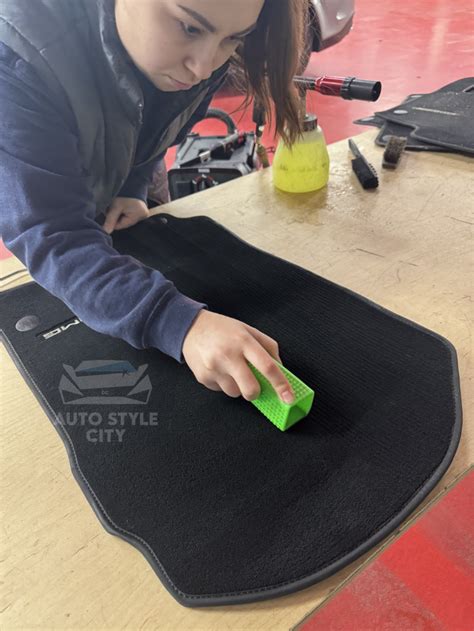 Ilustrace čištění látkových částí kočárku