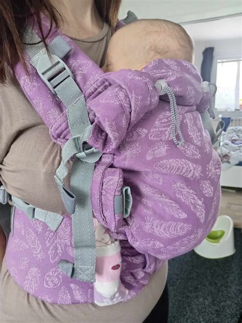 Schematické znázornění M-pozice dítěte v ergonomickém nosítku.