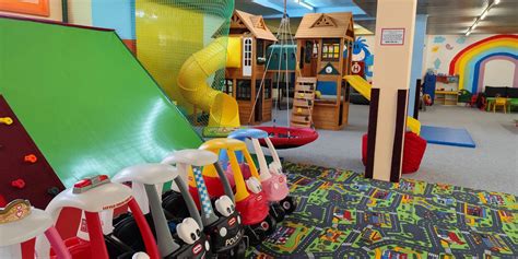 Interiér dětské herny s prolézačkami a atrakcemi