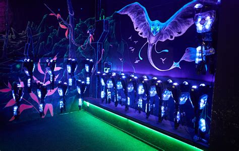 Děti hrající laser game v tmavém prostředí