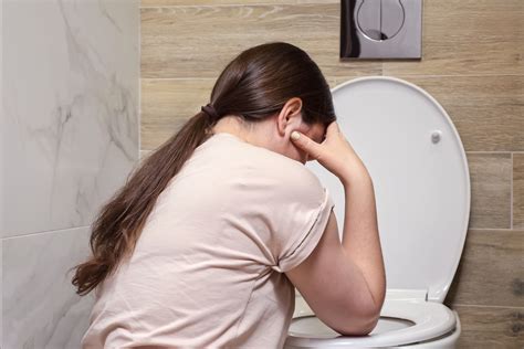 Schéma břišní stěny s vyznačením míst možného vzniku kýly (pupeční, tříselná, epigastrická)