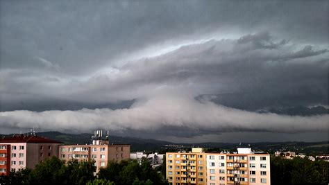 Obloha před bouřkou nad vinohradem a zapadající světlo