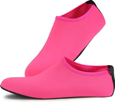 ilustrační foto ženy rodící do vody