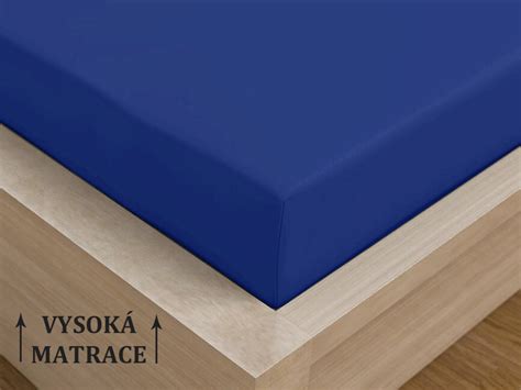 Detailní záběr na matraci a bavlněné prostěradlo