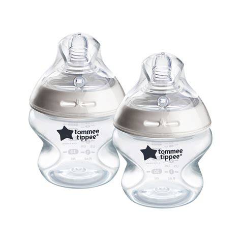 ilustrace lžiček Tommee Tippee ve tvaru letadélka