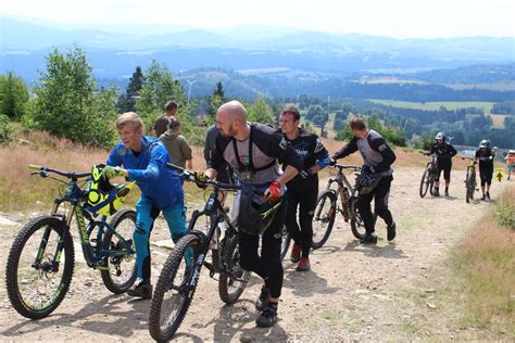 Ilustrační fotografie cyklistů při orientačním závodě na horských kolech