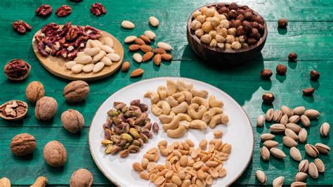 různé druhy ořechů a semínek