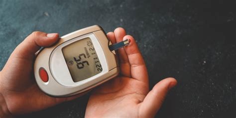 žena měřící si hladinu cukru v krvi glukometrem