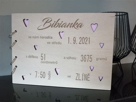 Ukázka různých typů dárků k narození dítěte: fotoalbum, památeční krabička, sada na otisky