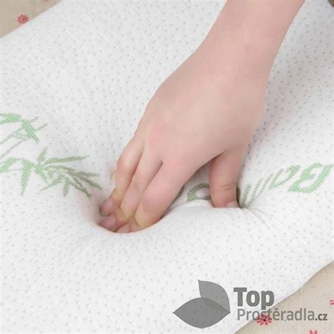 Detailní pohled na strukturu paměťové pěny