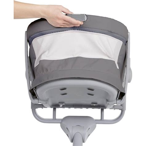 Koláž různých produktů Babymoov: cestovní postýlka, lehátko, ergonomický polštář, parní hrnec