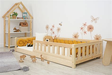 Detail postele Montessori s důrazem na přírodní materiály