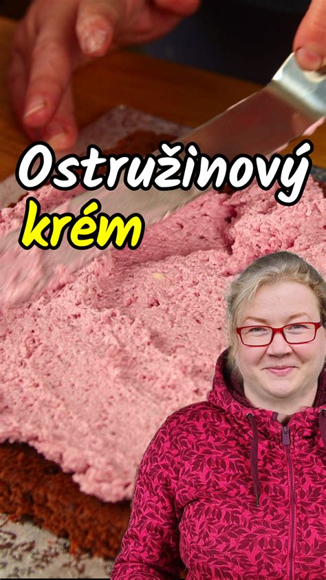 Pracovník kontroluje a váží suroviny před přidáním do mléčné směsi.