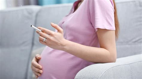 Infografika porovnávající rizika kouření v těhotenství.