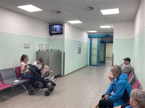 Ilustrace nastávajících rodičů v nemocniční čekárně