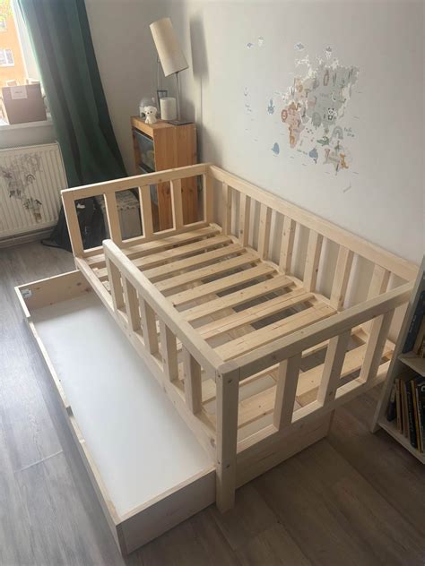 různé typy dětských čelenek v různých barvách a vzorech