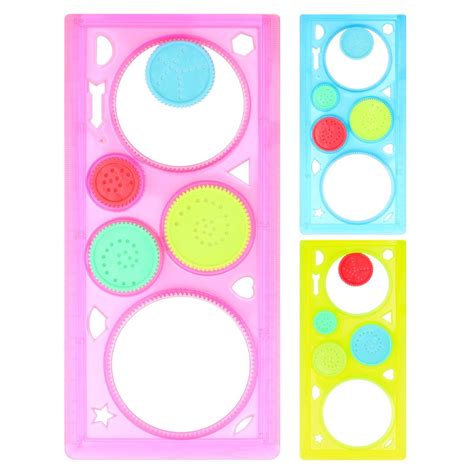 ilustrace céček různých barev a tvarů