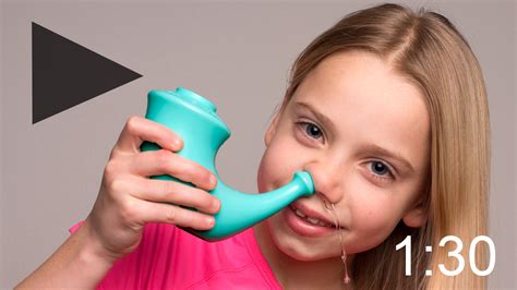 žena provádějící výplach nosu nosní konvičkou