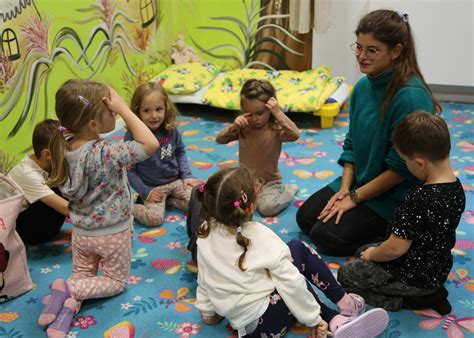Dítě ve vzpřímeném tureckém sedu s rukama na týlu