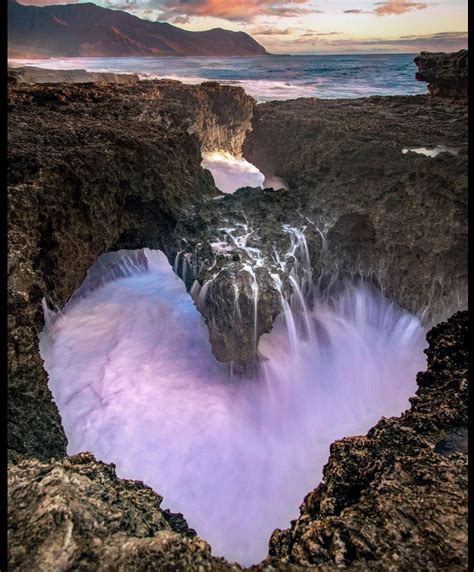 Ilustrace zobrazující znepokojeného rodiče, jak poslouchá hudbu spolu se svým dítětem.