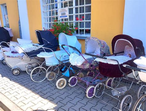 Detailní fotografie různých typů madel a pultíků na kočárky