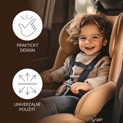 Detailní záběr na polstrování pásů a nastavitelnou stříšku autosedačky