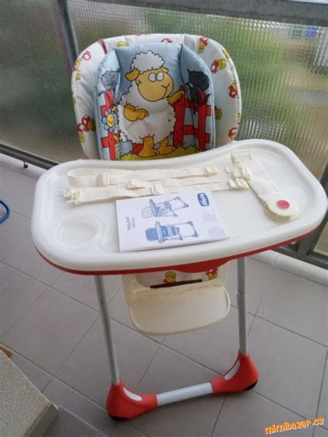 Obrázek zobrazuje Chicco Polly 2v1 v plném nasazení na jídelní stůl, s pultíkem a polohovatelným zadním opěradlem