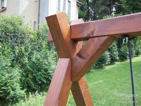 Infografika: Klíčové parametry dětské houpačky (dřevěný rám, textilní potah, nastavitelná délka lana 120-160 cm, nosnost 35 kg)