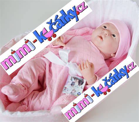 Obrázek ukazující rozloženou výbavu pro maminku a miminko v tašce do porodnice