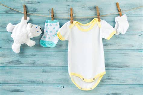 Infografika: Jak vybrat správné kojenecké body (materiál, zapínání, velikost)