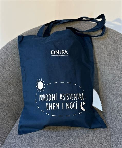 Porodní taška s kojicími nočními košilemi