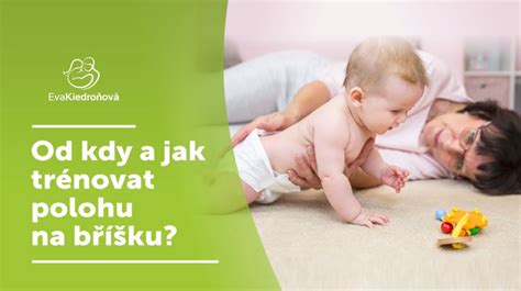 miminko si hraje s chrastítkem