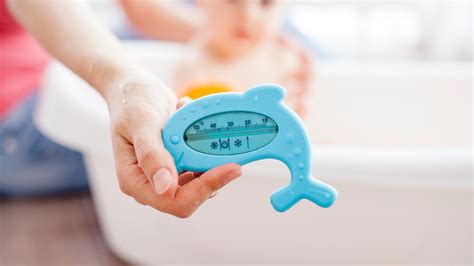 Vizuální průvodce: správná teplota vody a postup při koupání miminka