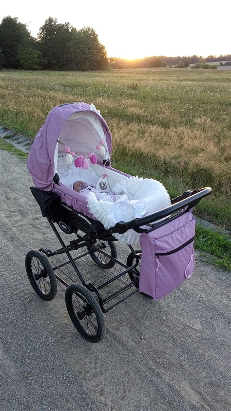 žena s reborn panenkou v kočárku