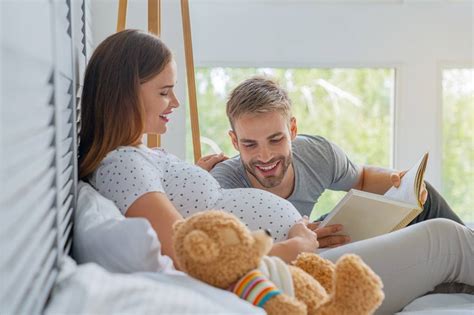 Infografika: Průřez postupem IVF s darovanými vajíčky a embryi