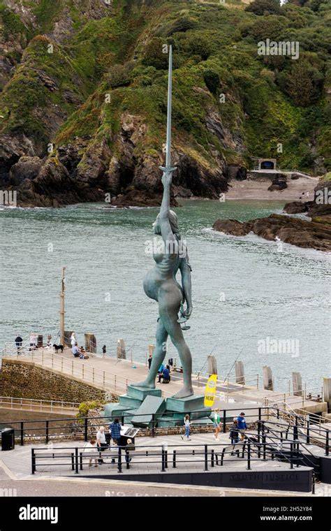 Ilfracombe Verity - socha těhotné ženy s mečem