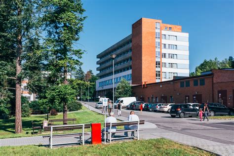 Fotografie hlavní vstupní části budovy bývalé porodnice